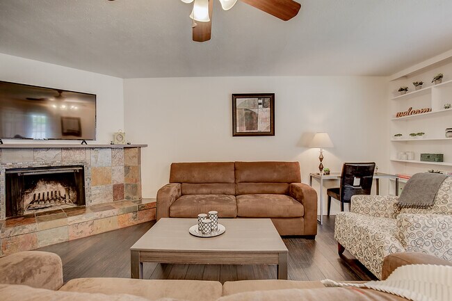 Building Photo - 565 Bell Dr
