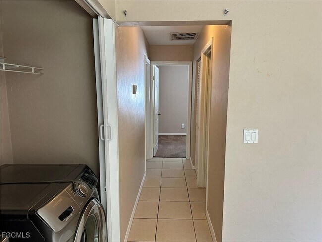 Building Photo - 1025 SE 24th Ave