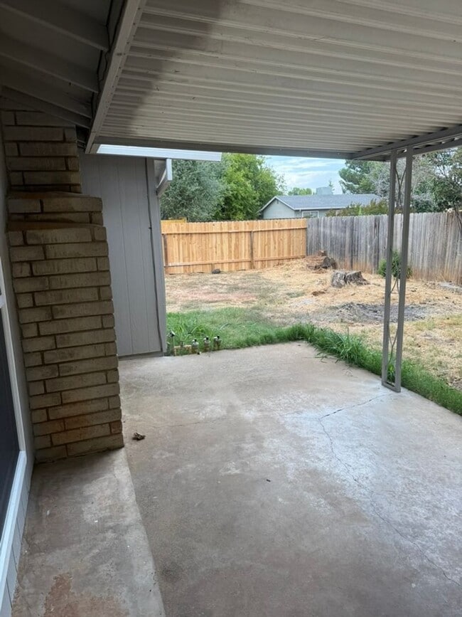 Building Photo - 3-bedroom, 2-bathroom home in great neighb...