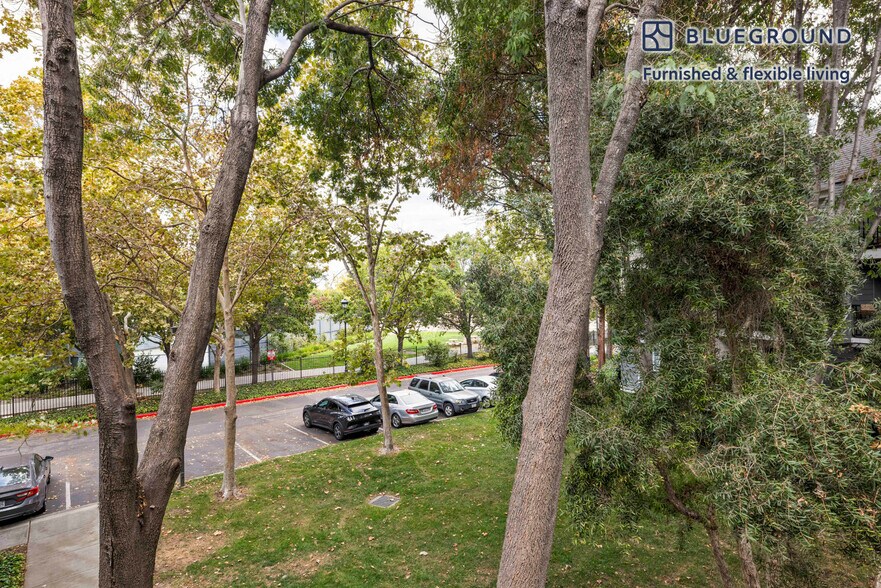 Building Photo - 600 Park View Dr