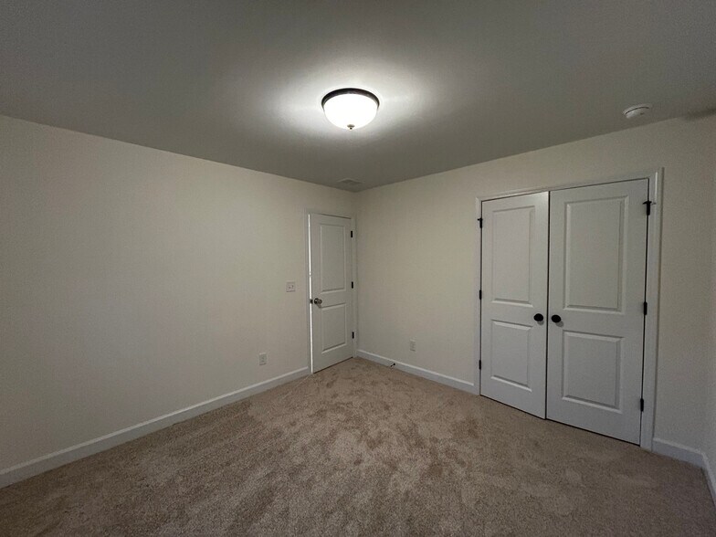 Building Photo - Room in House on Dimaggio Dr