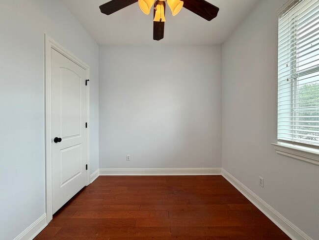 Building Photo - 1402 Parker Ln
