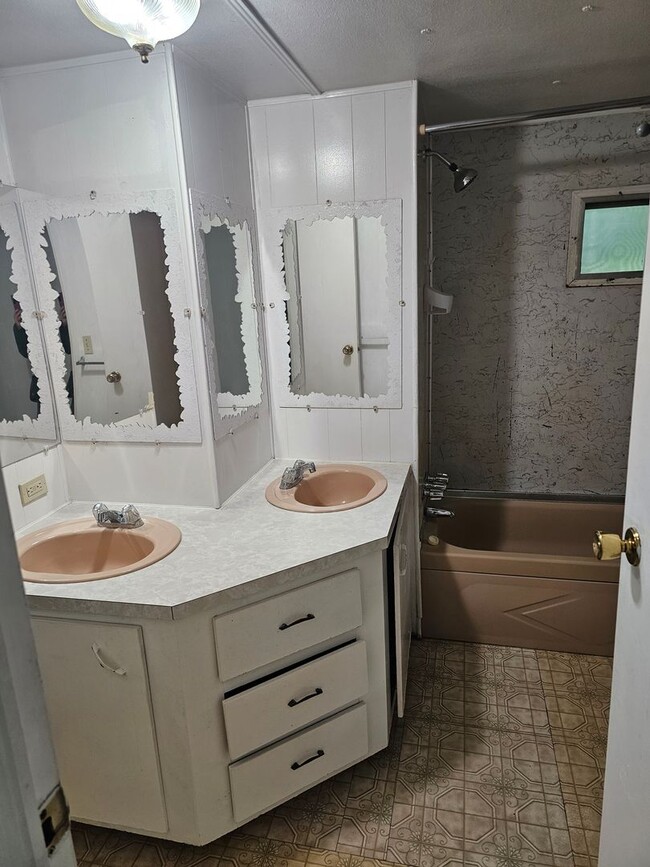 Building Photo - Cute 1BED/1BATH Available now!
