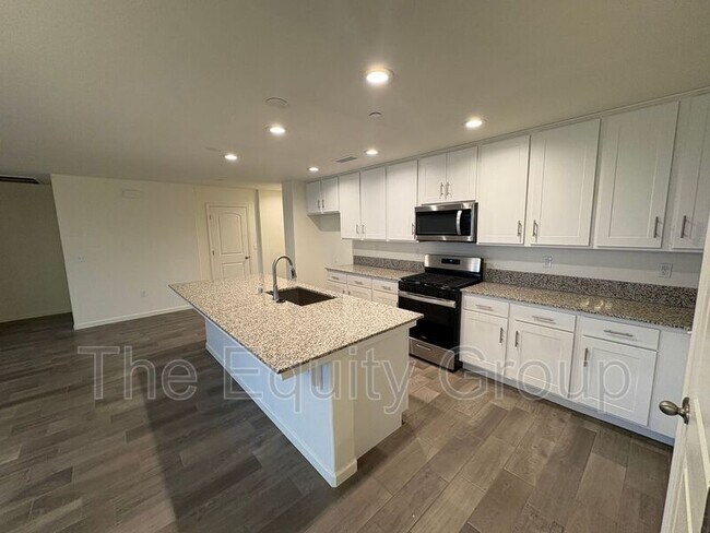 Building Photo - 1946 E School Ave