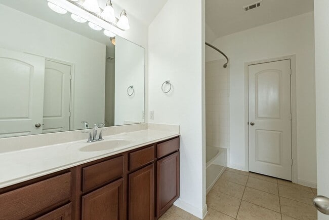 Building Photo - Beautiful 3 bedroom, 2 bathroom home in Manor!!!