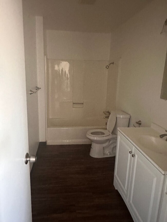 Building Photo - Great 2 bed 1 bath duplex