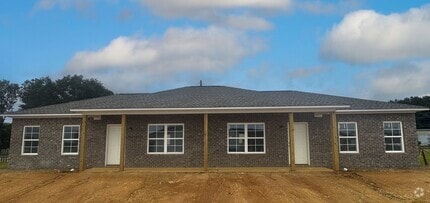 Building Photo - Recently Renovated 2 Bedroom 1 Bath Apartm...