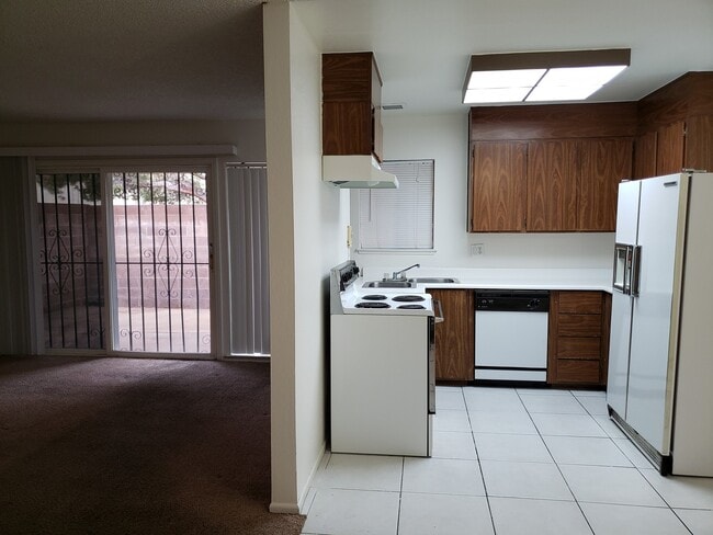Building Photo - 3 Bed 2 Bath Townhome Close To The Strip!