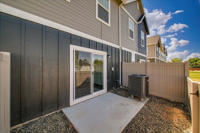 Building Photo - Cute Townhome in SW Boise