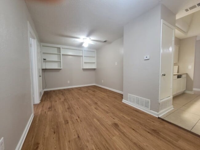 Building Photo - 3 BEDROOM * 2 BATH* -DALLAS