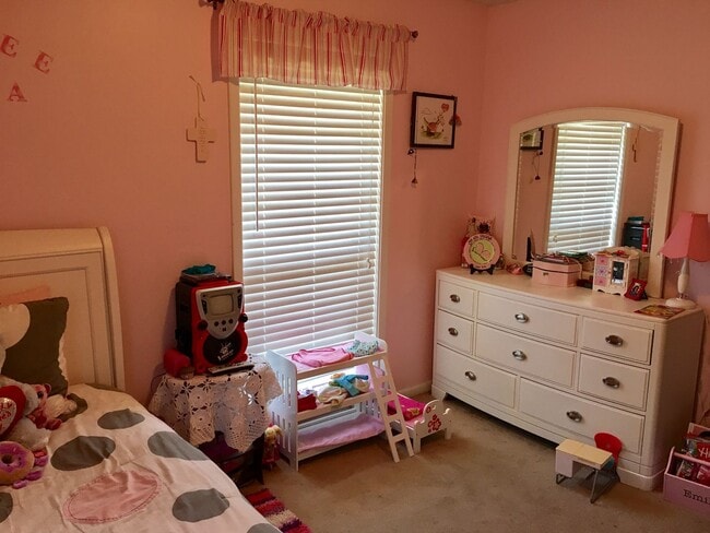 Building Photo - 5 BR 3 full BA House