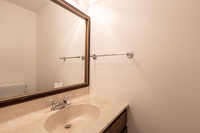 Building Photo - Charming 3 BR/2.5 BA 2-Level Condo in Cath...