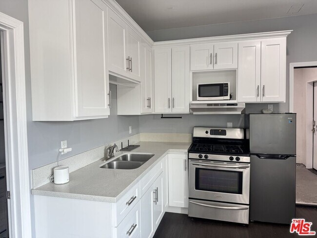 Building Photo - 727 S Gramercy Dr