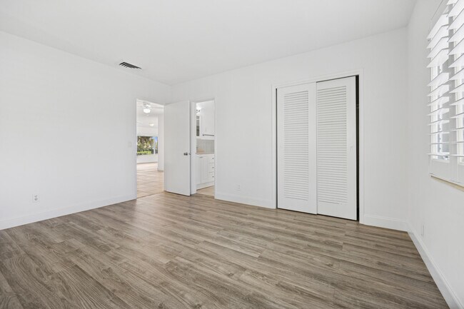 Building Photo - 2433 NE 24th St