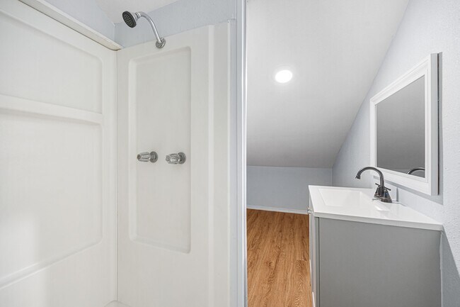 Building Photo - 2926 Meadowcreek Dr