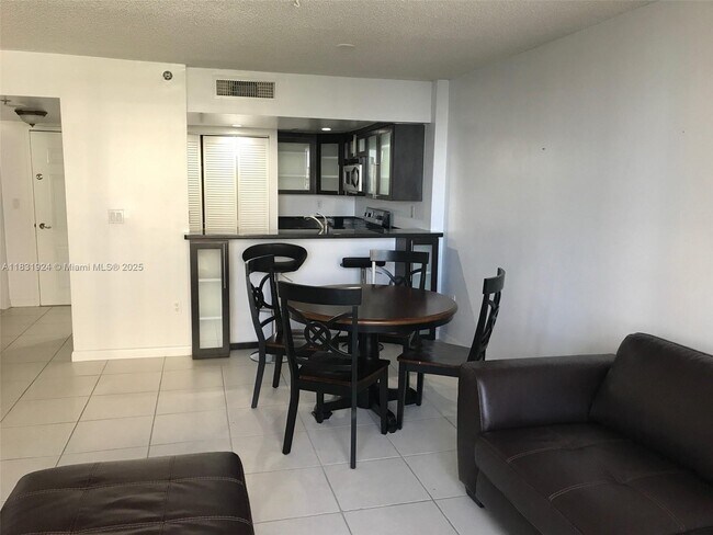 Building Photo - 540 Brickell Key Dr