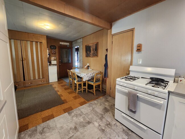 Building Photo - SKI LEASE: Close to Bus Line, Full Kitchen, 2 Living Areas