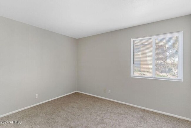 Building Photo - Single Level 3 bedroom Condo In Scottsdale!