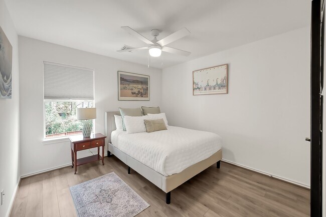 Building Photo - 246 N Walden Elms Cir