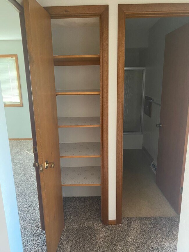 Building Photo - 2325-2327 Victoria Dr SW