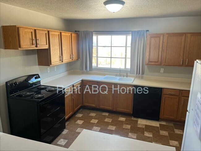 Building Photo - 1,250 Sq. Ft. Family Home in NE Heights