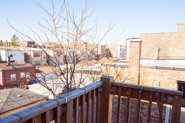 Building Photo - Huge UK Village 1 bed with Deck, Outdoor Space, Laundry. Free Internet