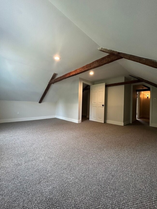 Building Photo - Beautiful renovated 5 bedroom 2.5 bath sin...