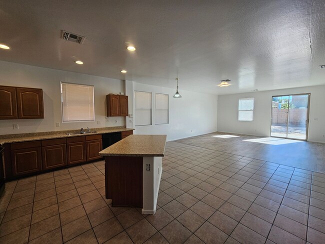 Building Photo - 5 bedroom, 5 walk in closets! + loft/game ...