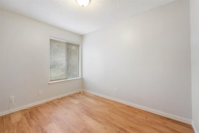 Building Photo - 9520 Quail Village Ln
