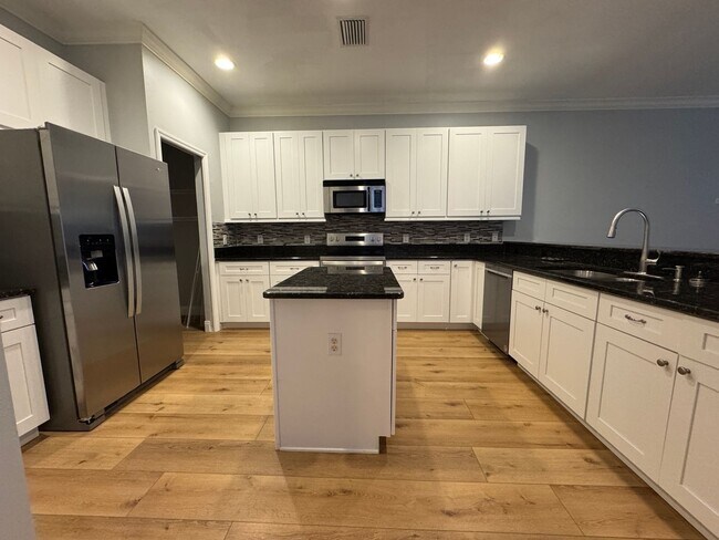 Building Photo - Fully Renovated Large 3 Bed 2.5 Bath 2 Car Garage Townhouse in Perfect Location