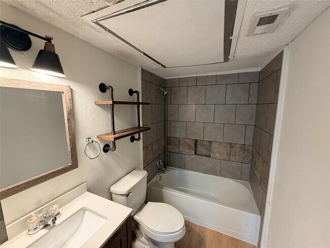 Building Photo - 10855 Meadowglen Ln