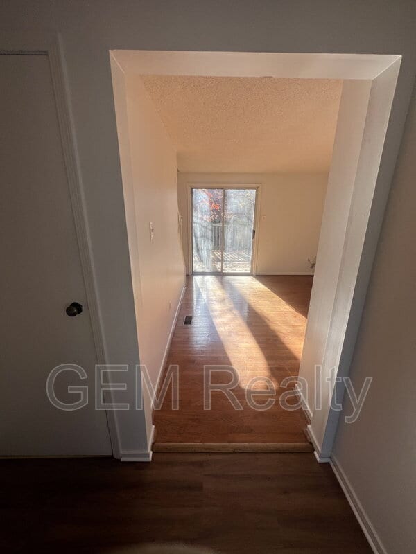 Building Photo - 405 Carnaby St