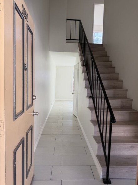 Building Photo - 2052 Lewis Ave