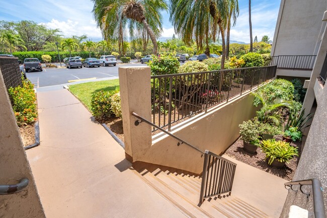 Building Photo - 1/1 Updated Furnished Condo + Private Lanai