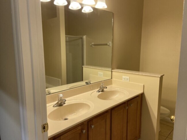 Building Photo - Spacious 4/2 in a Great Community!