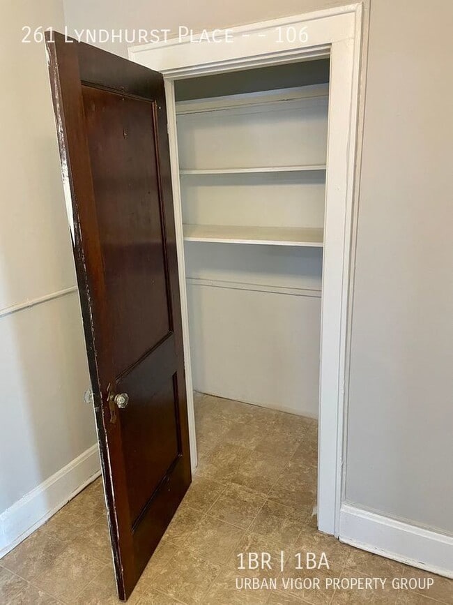 Building Photo - 261 Lyndhurst Pl