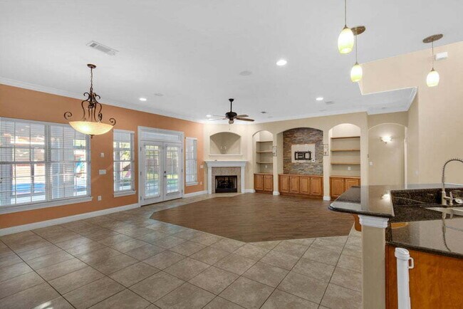 Building Photo - "Charming 3-Bed Oasis with Pool in Niceville!"