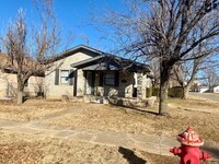 Building Photo - 833 S Ellison Ave