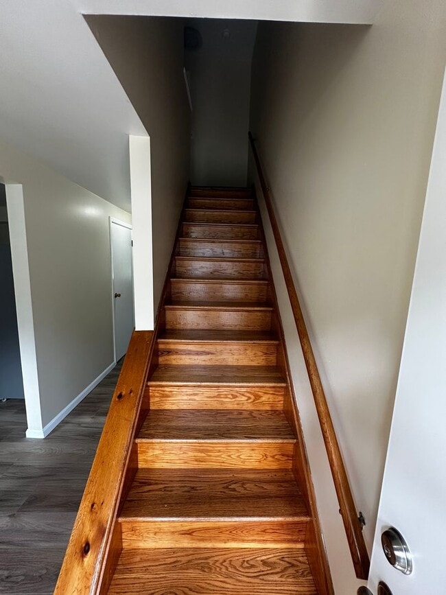 Building Photo - Charming 2 Bedroom Townhouse Available Now...