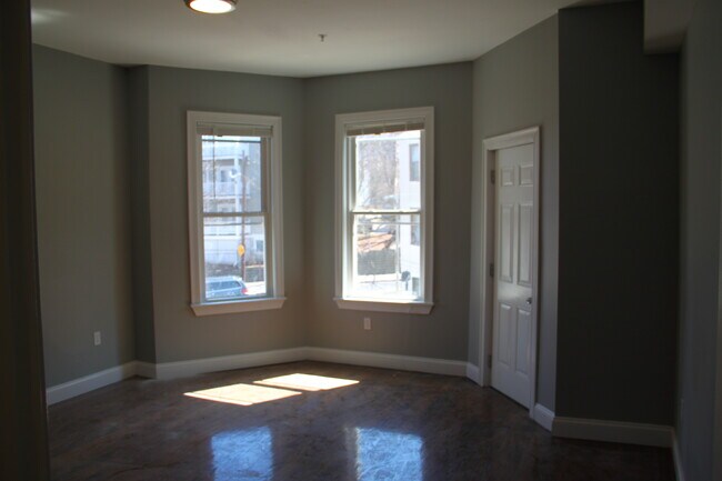 Building Photo - 3215 Washington St