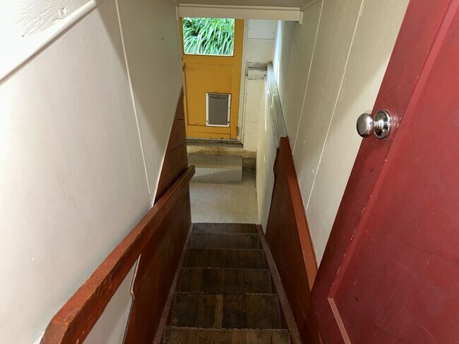Building Photo - 2000+ sf home is in a great location, pet ...