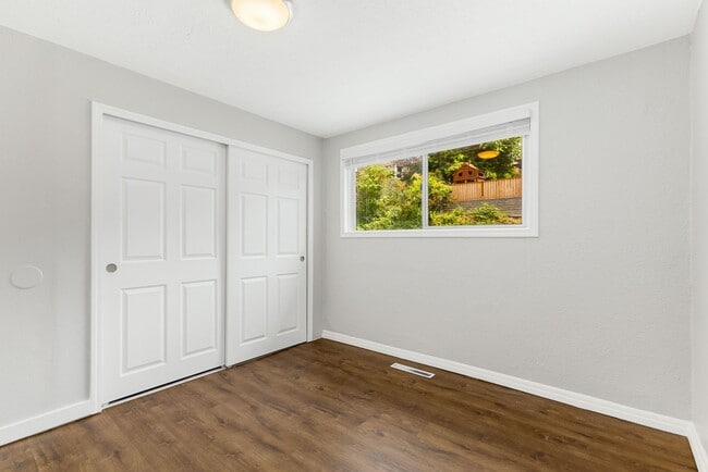 Building Photo - Quaint 2 Bedroom in Beacon Hill