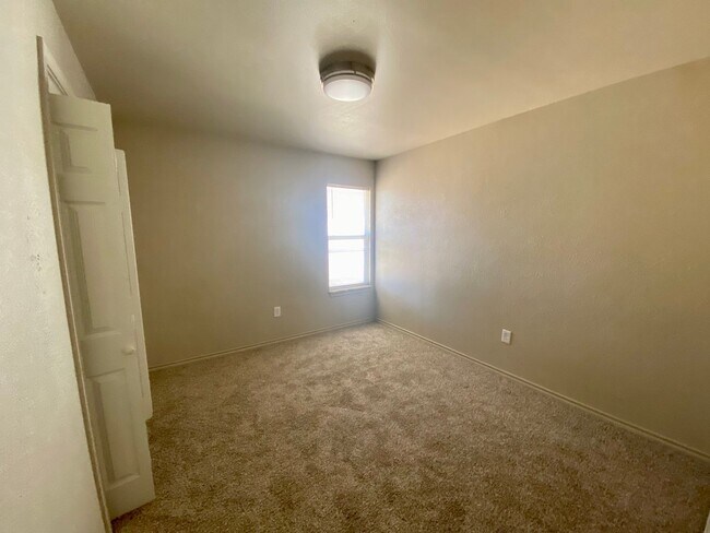 Building Photo - Pre-leasing for July.
