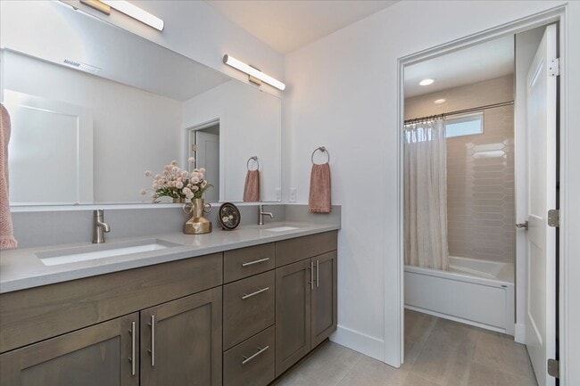 Building Photo - Custom Model Home on the Meridian Bluff