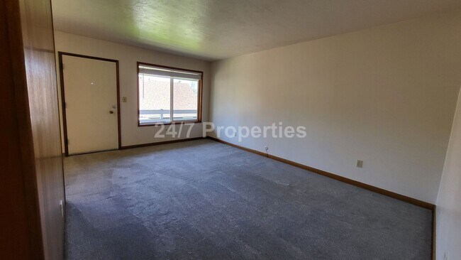 Building Photo - Beautiful 1 BD | 1 BA Apartment with a View - Near OHSU Campus!