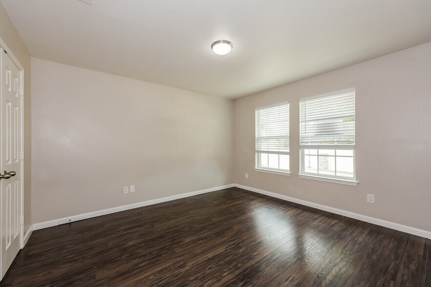 Building Photo - 8820 Elk Creek Ln