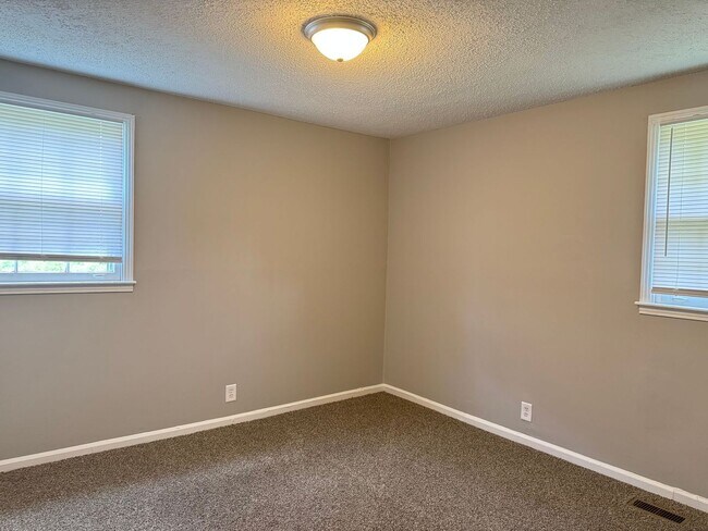 Building Photo - 2213 Glory Dr