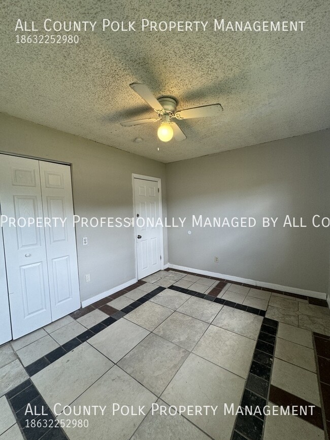 Building Photo - 3 Bedroom 1 Bath Home in St. Pete!