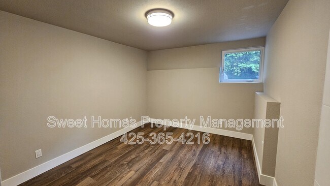 Building Photo - 10940 NE 26th Pl