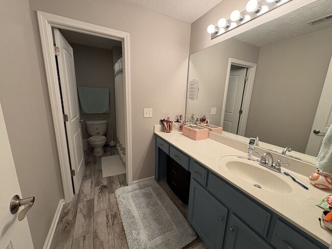 Building Photo - Upscale Townhome Near I-24